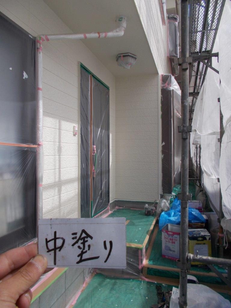 外壁の中塗り塗装