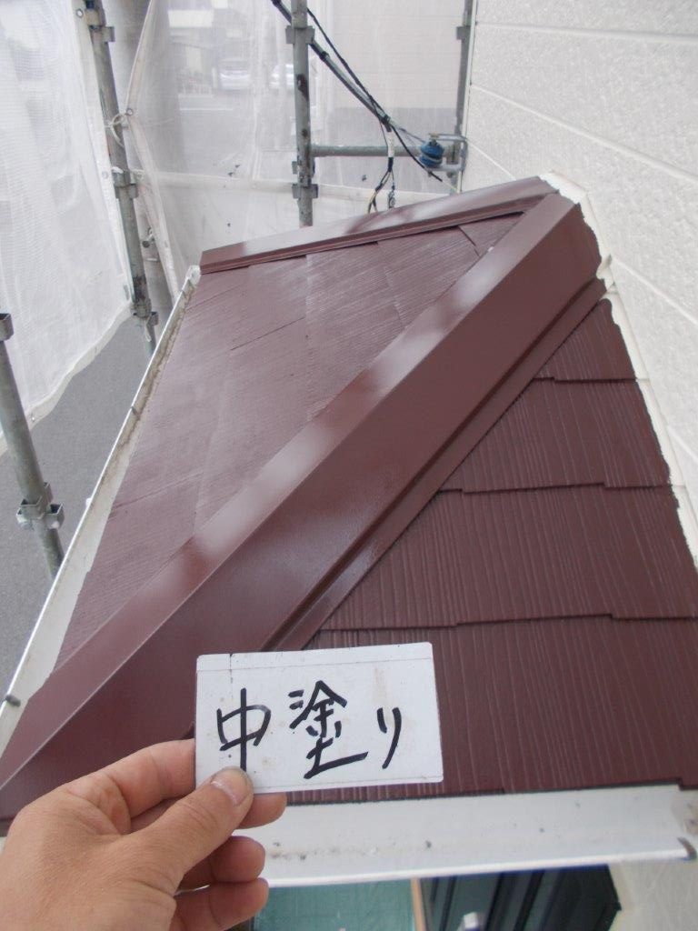 下屋根の中塗り塗装