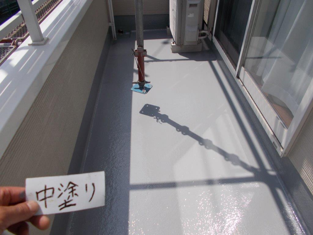 ベランダの中塗り塗装
