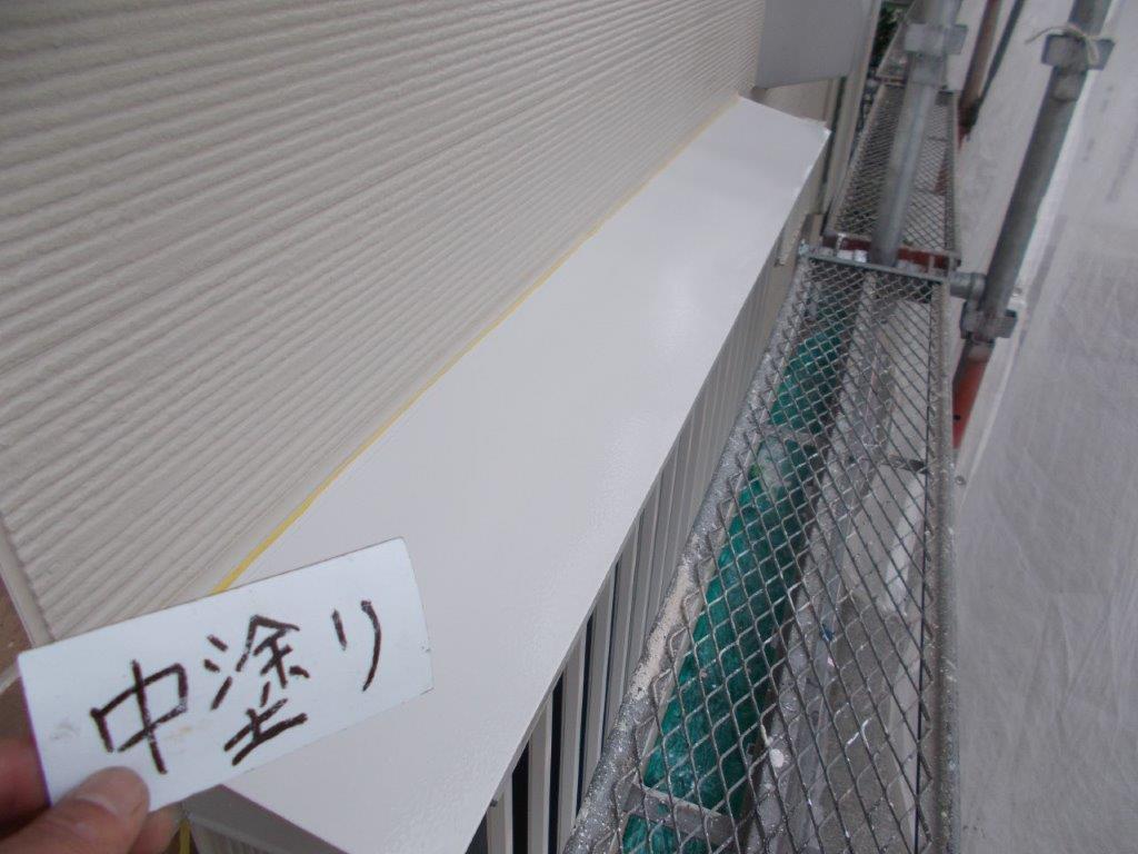 シャッタ―の中塗り塗装