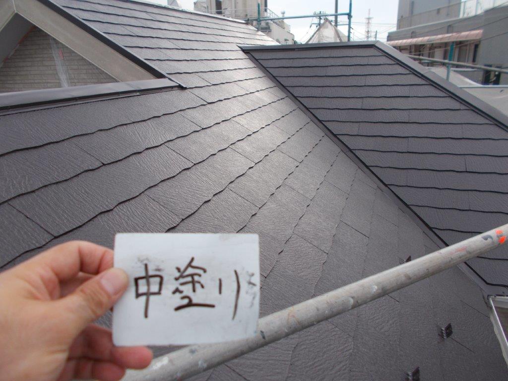 屋根の中塗り塗装